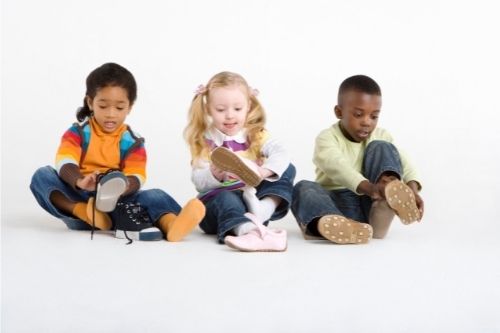 Wsuwane, na rzepy a może wiązane – które buty sprawdzą się najlepiej dla dziecka?
