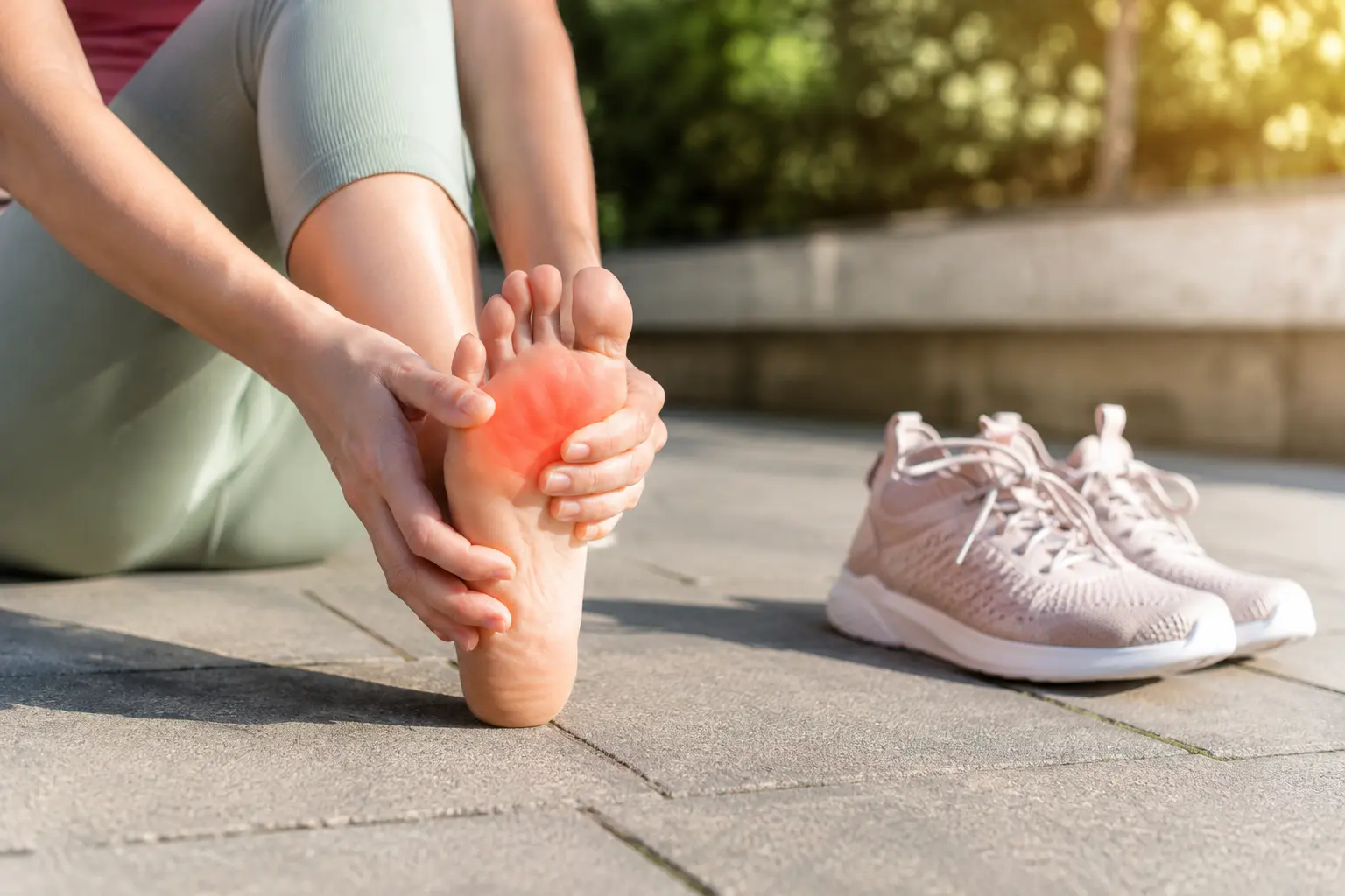 Ból śródstopia: Przyczyny (nerwiaki, modzele, hallux valgus) i dobór obuwia