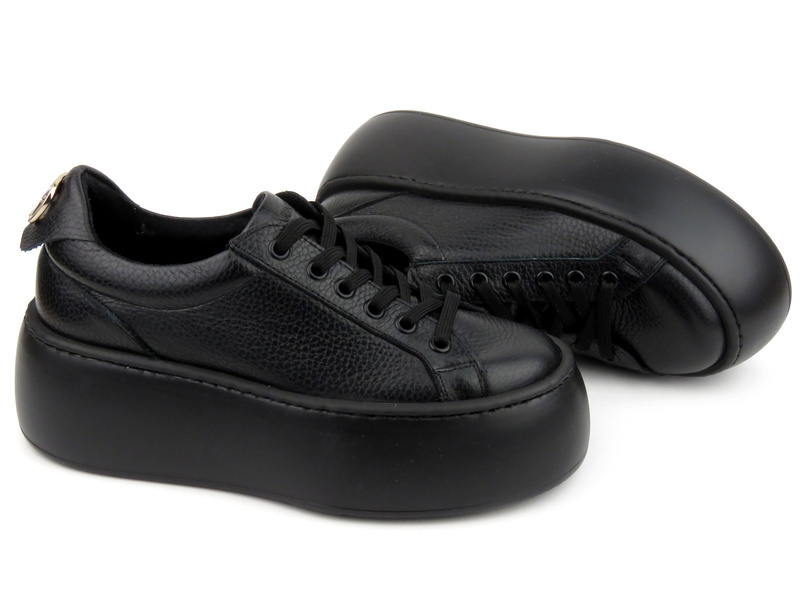 Skórzane buty damskie sportowe na platformie - Carinii B9253, czarne
