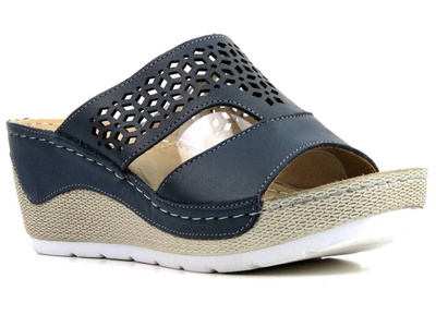 Skórzane klapki damskie na ozdobnym koturnie - HELIOS Komfort 269, granatowe