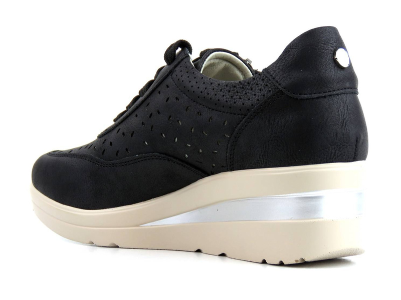 Półbuty damskie z ażurową cholewką - WOJTYŁKO 22405C, czarne