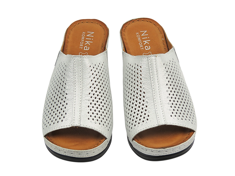 Skórzane klapki damskie na koturnie - Nika Komfort H-157 srebrne