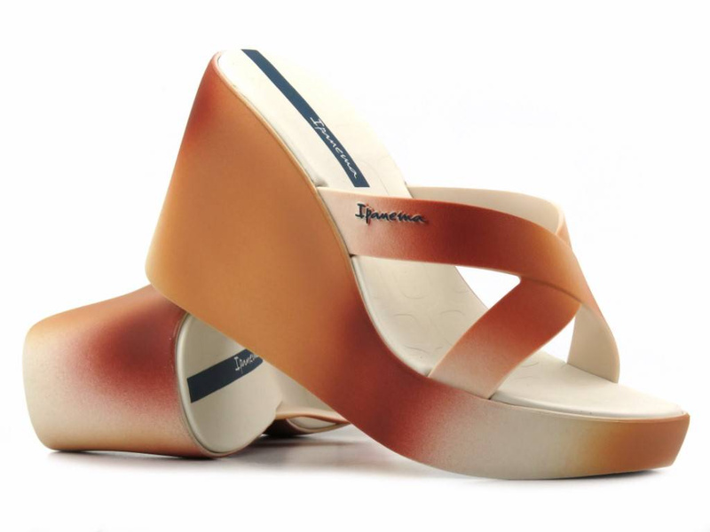 Gumowe klapki damskie na koturnie - IPANEMA 83423, beżowo-brązowe