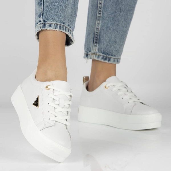 Skórzane sneakersy damskie na platformie - Filippo DP3533/24, białe