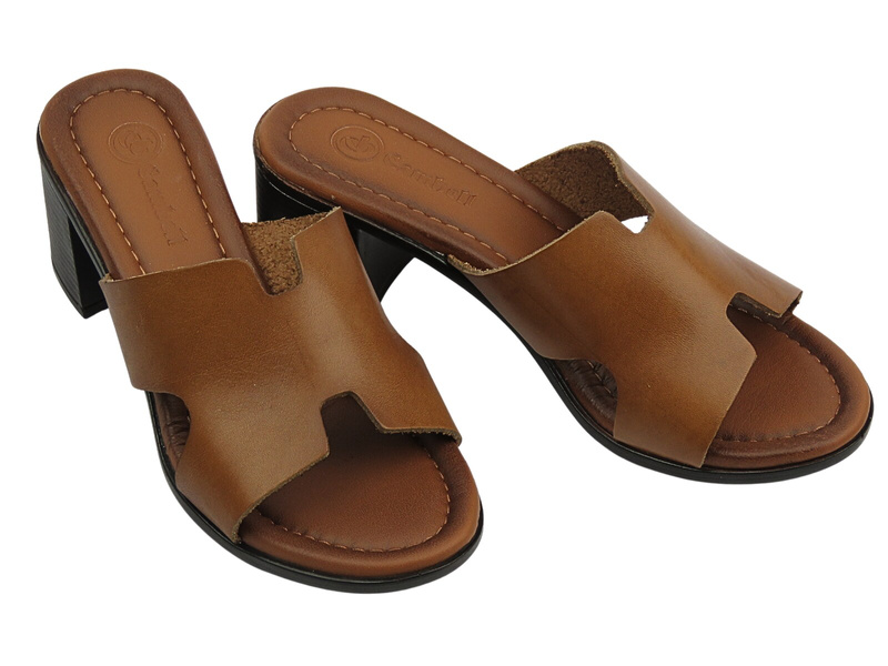 Skórzane klapki damskie na obcasie brązowe Cambell 25-64300