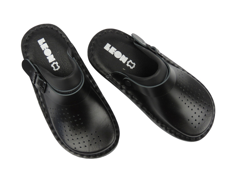 Skórzane klapki damskie z zakrytymi palcami czarne Leon 300