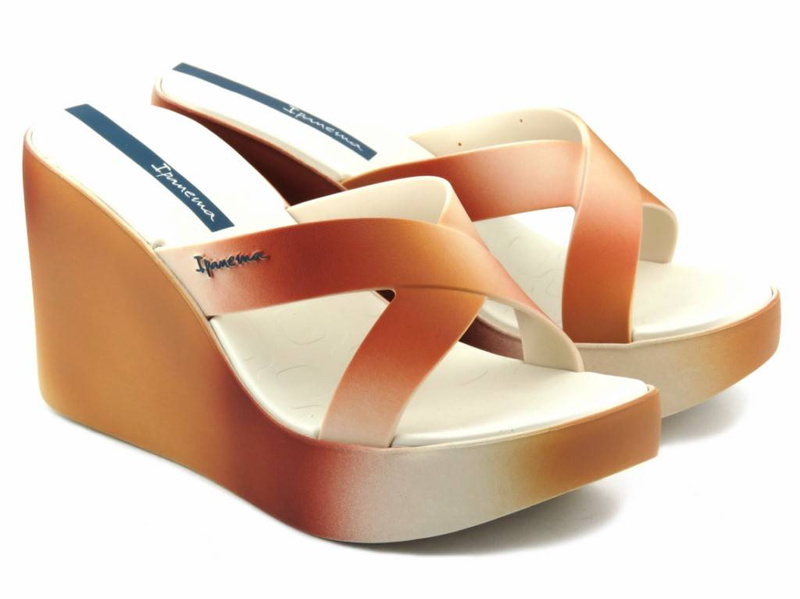 Gumowe klapki damskie na koturnie - IPANEMA 83423, beżowo-brązowe