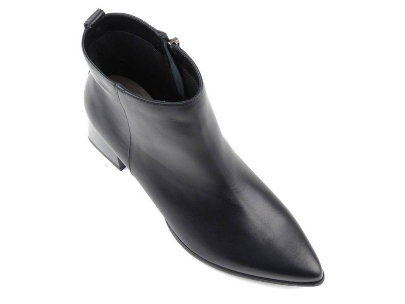 Eleganckie botki damskie z noskiem w szpic - Kotyl 4703, czarne
