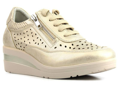 Półbuty damskie z ażurową cholewką - WOJTYŁKO 22405L, złote