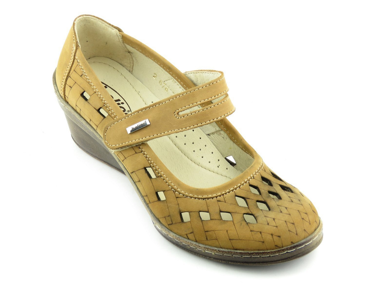 Ażurowe półbuty damskie na koturnie - Helios Komfort 678-2, jasnobrązowe