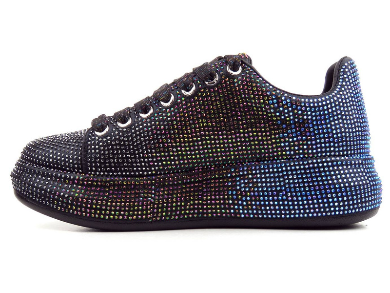Sneakersy damskie pokryte mieniącymi się cekinami - GOE JJ2N4050, czarne - kolorowe