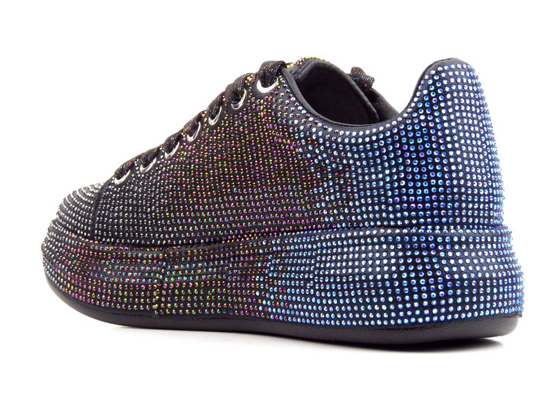 Sneakersy damskie pokryte mieniącymi się cekinami - GOE JJ2N4050, czarne - kolorowe