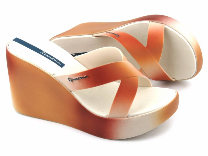 Gumowe klapki damskie na koturnie - IPANEMA 83423, beżowo-brązowe