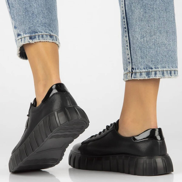 Skórzane sneakersy damskie na platformie - Filippo DP4138/24, czarne, sznurowane
