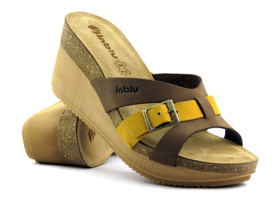 Skórzane klapki damskie na koturnie - INBLU EN-24, brązowe