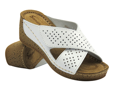 Klapki damskie na koturnie Sanipur NG-05 białe