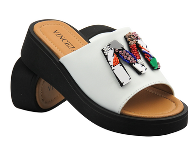 Skórzane klapki damskie na delikatnym koturnie białe Vinceza 66623