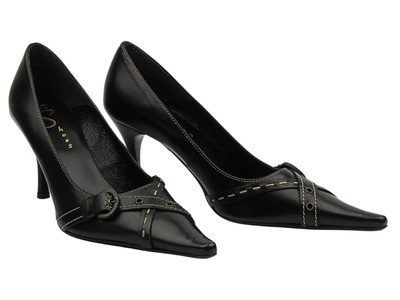 Skórzane czółenka damskie na szpilce - But-S B637A, czarne