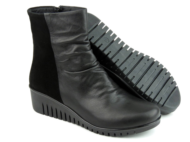 Wysokie botki damskie na koturnie 5 cm - COMFORTABEL 960020-01 czarne