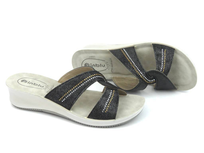 Wygodne klapki damskie na niskim koturnie - INBLU SE-06, czarne