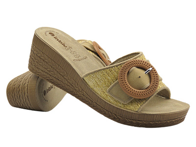 Klapki damskie na koturnie piaskowe INBLU GO-11