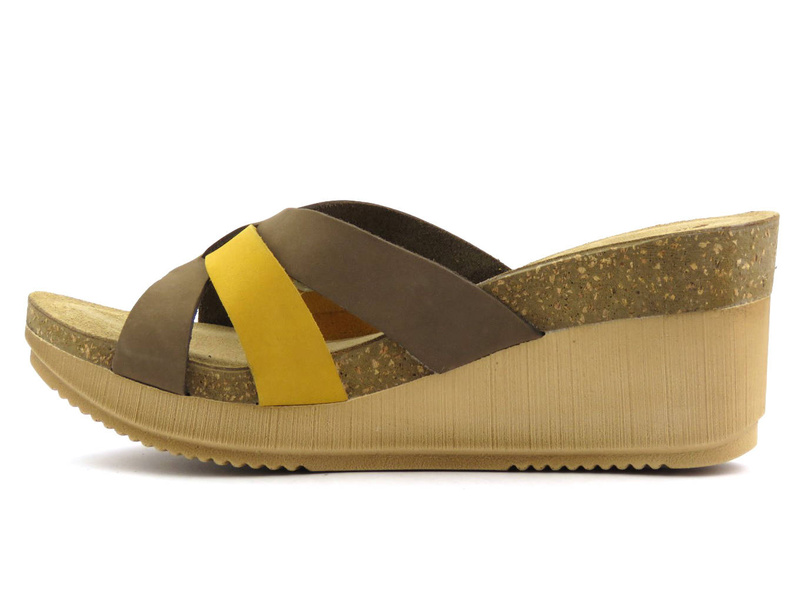 Skórzane klapki damskie na koturnie - INBLU EN-24, brązowe