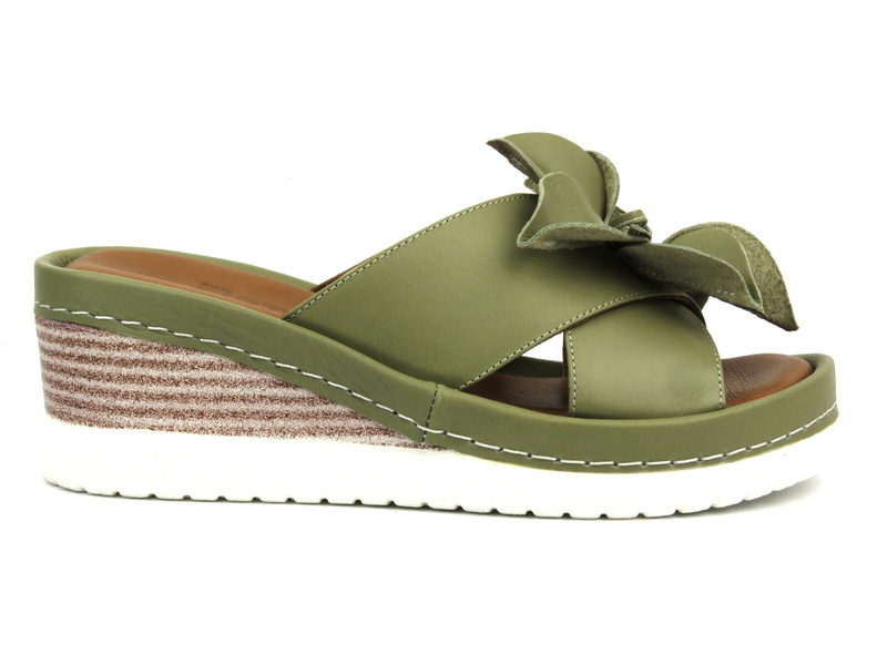 Skórzane klapki damskie na koturnie - Artiker 52C0503, zielone