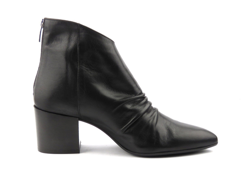 Skórzane, asymetryczne botki damskie Venezia TANIA F-30, czarne