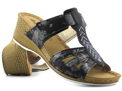 Klapki damskie na niewielkim koturnie - INBLU EP-20, czarne