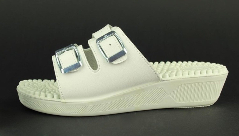 Klapki damskie z masującą wkładką - Inblu PF1, białe