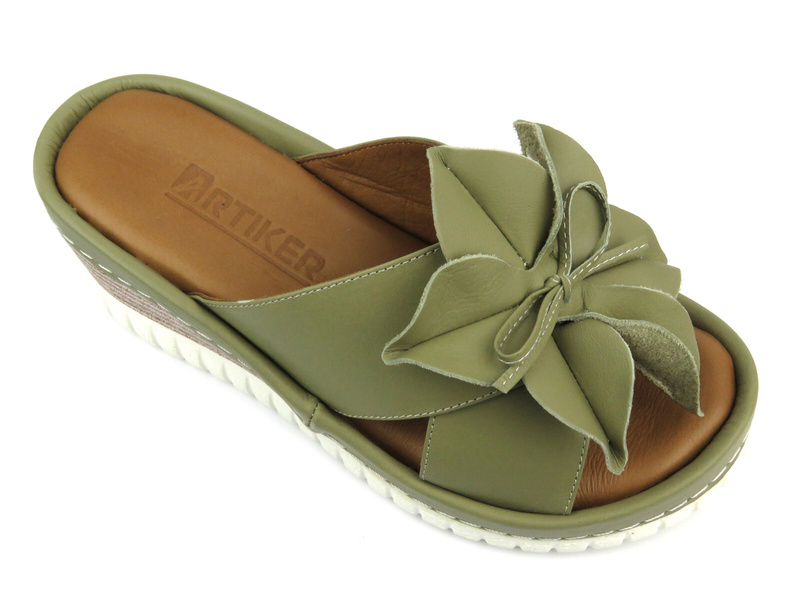Skórzane klapki damskie na koturnie - Artiker 52C0503, zielone