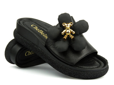 Skórzane klapki damskie ze złotym misiem - CheBello 4420, czarne
