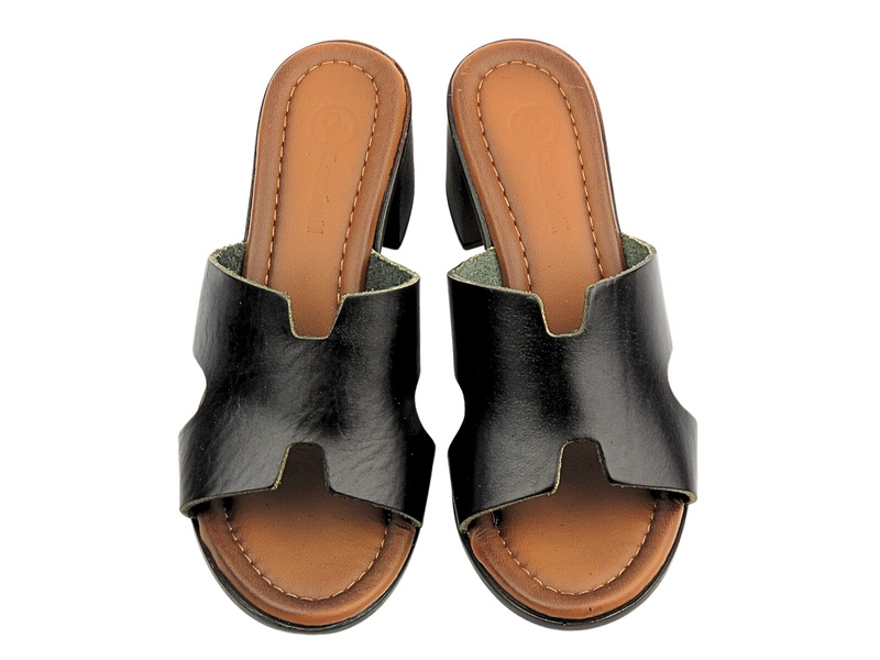 Skórzane klapki damskie na obcasie czarne Cambell 25-64300