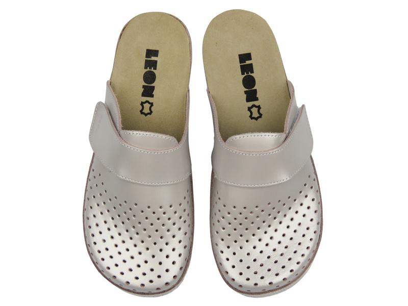 Skórzane klapki damskie perłowe Leon 2022