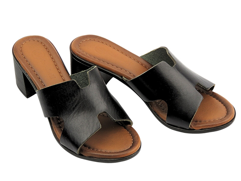 Skórzane klapki damskie na obcasie czarne Cambell 25-64300