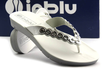 Japonki damskie z metalowymi ozdobami - Inblu ME-44, białe