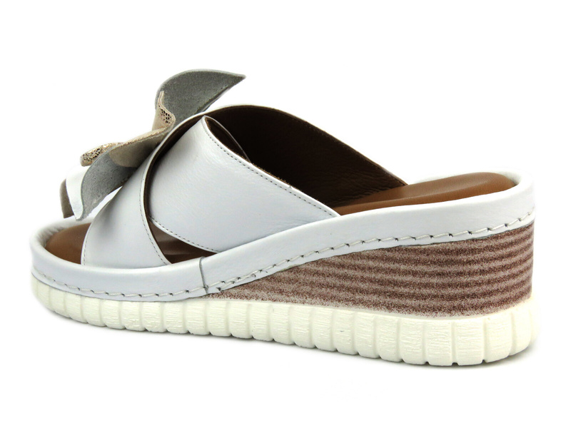 Skórzane klapki damskie na koturnie z ozdobnym kwiatem - Artiker 54C0537, białe