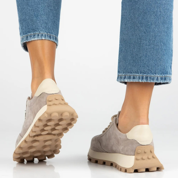 Wygodne sneakersy damskie ze skóry naturalnej zamszowej na platformie Filippo DP7498/26, beżowe