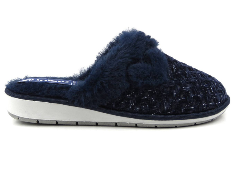 Miękkie, futerkowe kapcie damskie z serduszkiem - INBLU LB-90, granatowe