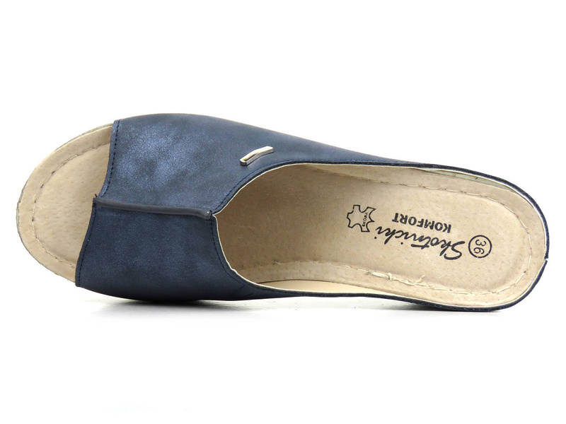 Klapki damskie na wysokim koturnie - SKOTNICKI KL-3-0618, granatowe