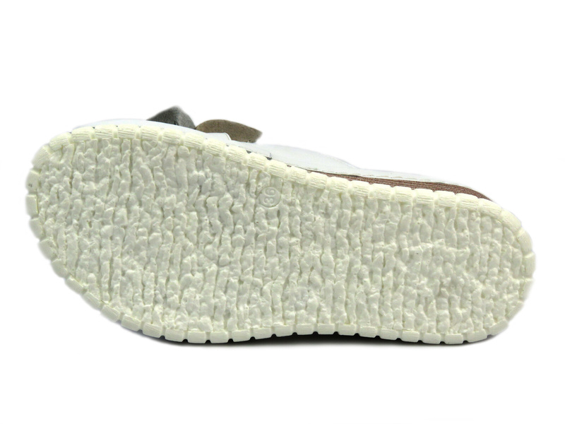 Skórzane klapki damskie na koturnie z ozdobnym kwiatem - Artiker 54C0537, białe