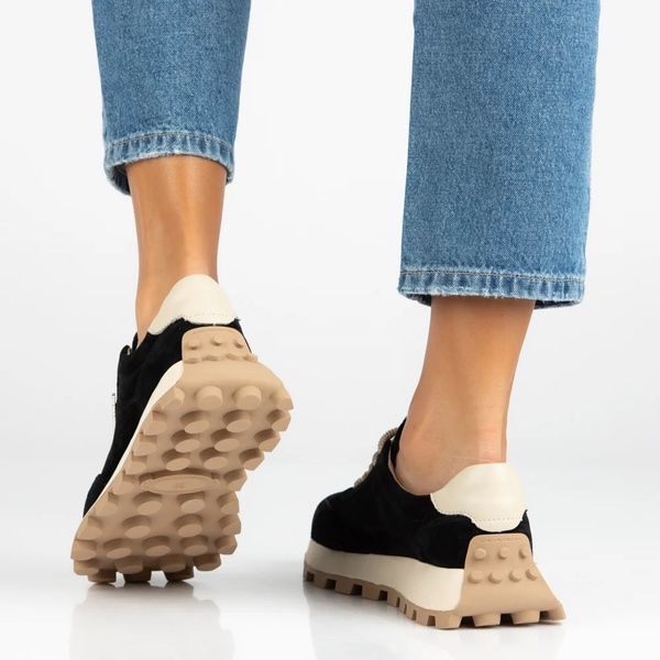 Wygodne sneakersy damskie ze skóry naturalnej zamszowej na platformie Filippo DP7498/26, czarne