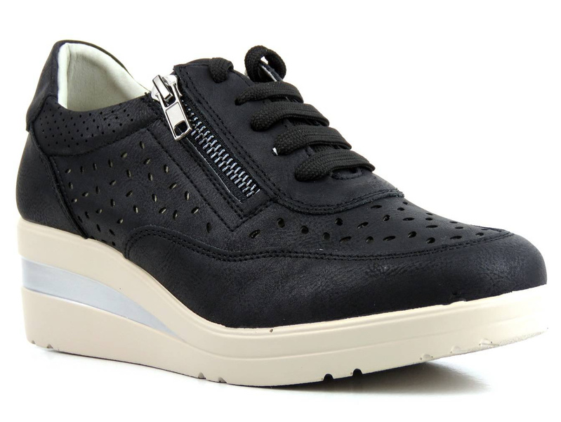 Półbuty damskie z ażurową cholewką - WOJTYŁKO 22405C, czarne