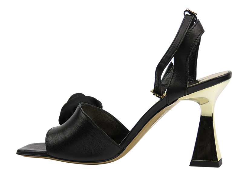 Eleganckie sandały damskie z ozdobnym kwiatem - CheBello 4624, czarne