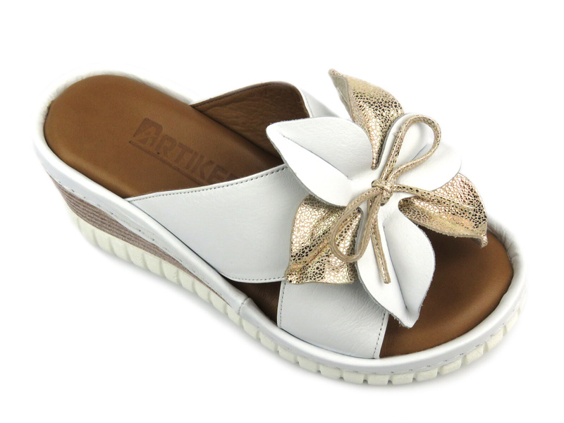 Skórzane klapki damskie na koturnie z ozdobnym kwiatem - Artiker 54C0537, białe