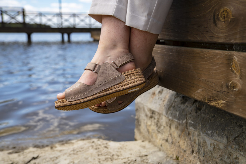 Skórzane sandały damskie na rzepy - Helios 138, beżowe