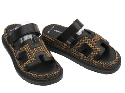 Skórzane klapki damskie na ozdobnej platformie czarne Bombonella 767.306