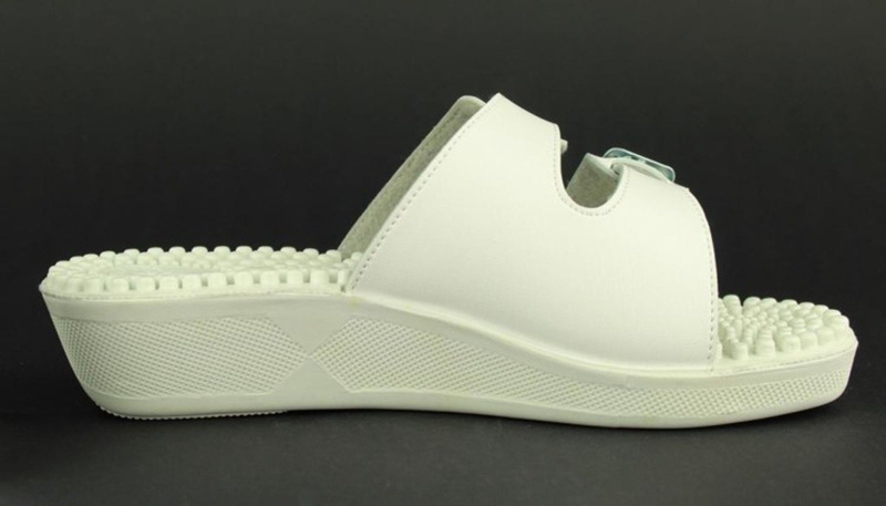 Klapki damskie z masującą wkładką - Inblu PF1, białe