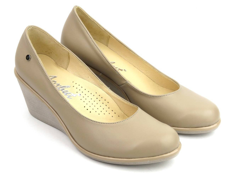 Wygodne czółenka na koturnie - AGXBUT 570, beżowe