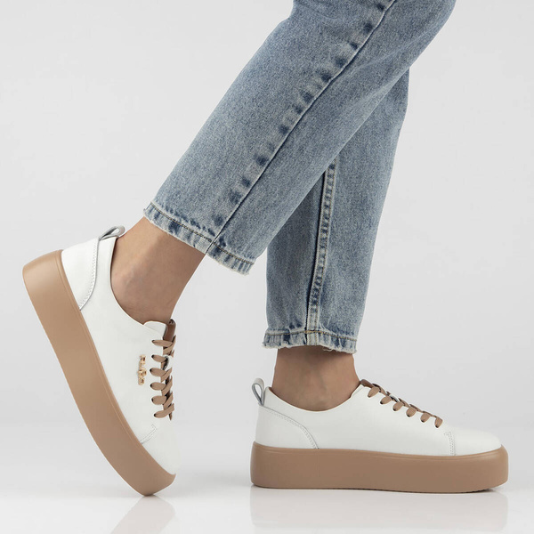 Skórzane sneakersy damskie na platformie - Filippo DP6117/24, biało-beżowe